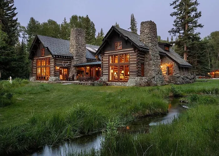 Luxury Mountain Estate With Panoramic Views *
