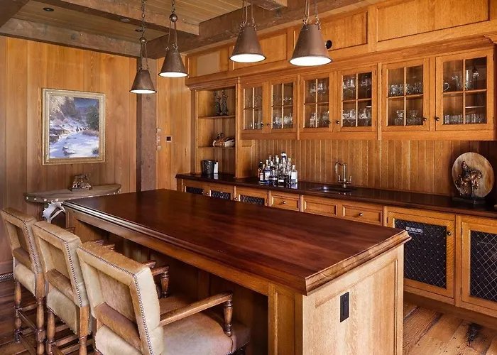Luxury Mountain Estate With Panoramic Views *