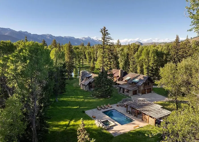 Luxury Mountain Estate With Panoramic Views *